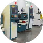 Linha de montagem automatizada de conectores